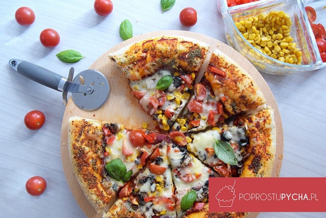 Domowa pizza z serowymi boczkami