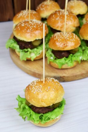 Mini hamburgerki z domowymi bułkami