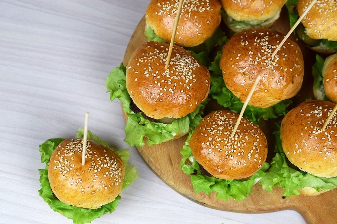 Mini hamburgerki z domowymi bułkami