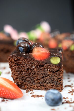 czekoladowe ciasto z owocami