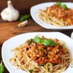 Spaghetti z mięsem wołowym, oliwkami, kukurydzą i sosem pomidorowo-czosnkowym