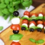 Koreczki z mozzarellą, oliwkami i pomidorkami