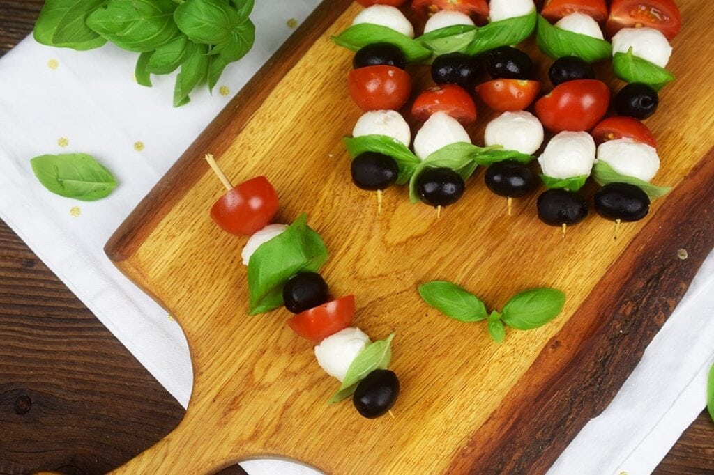 Koreczki z mozzarellą, oliwkami i pomidorkami