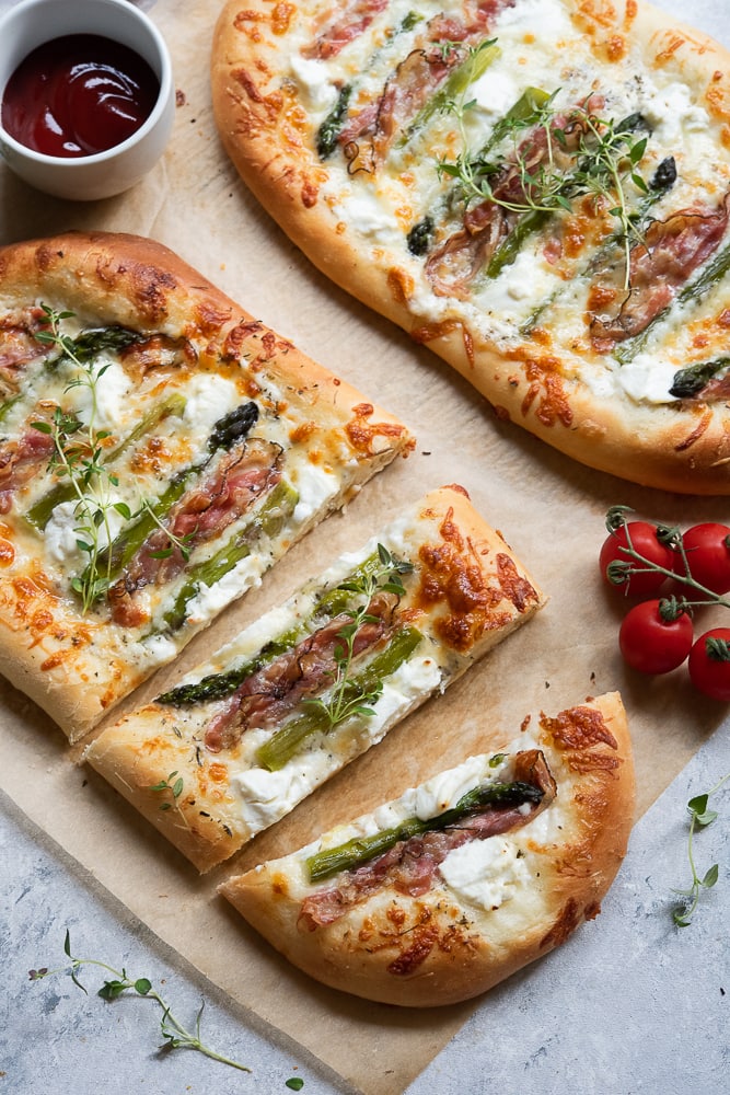 Pizza bianca ze szparagami