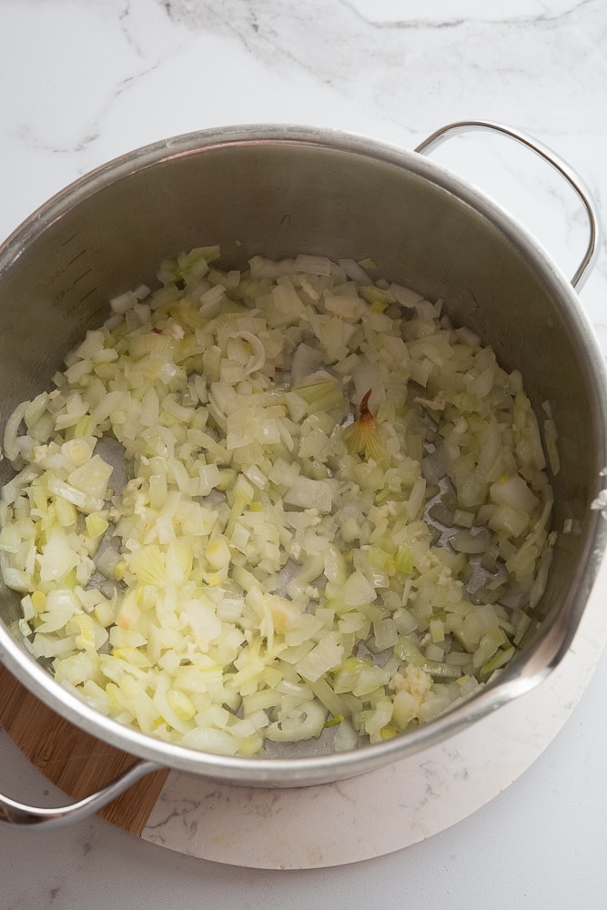 podsmażanie cebuli w garnku