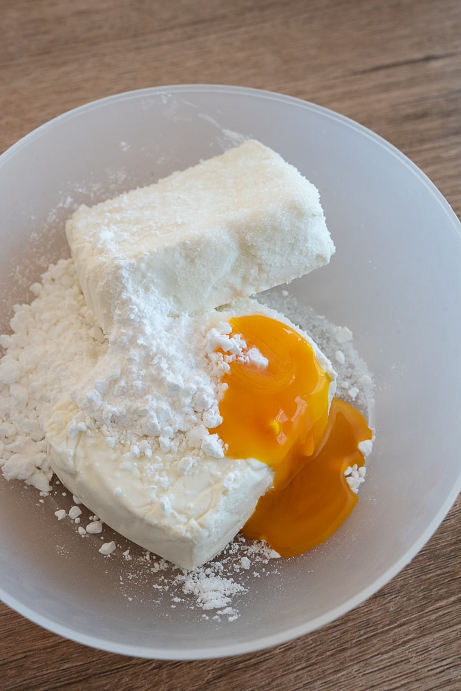 składniki na ser do naleśników - twaróg cukier puder i żółtko