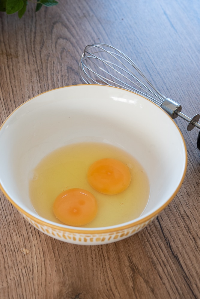 dwa jajka w miseczce do roztrzepania
