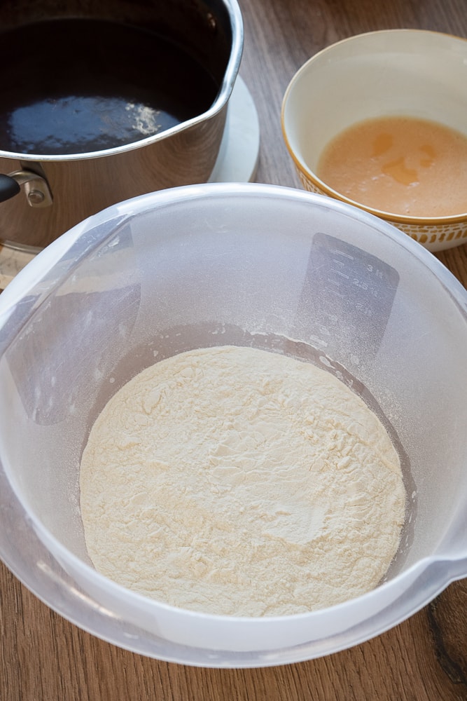 mąka pszenna z proszkiem do pieczenia