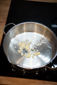 Przygotowanie wigilijnej zupy grzybowej