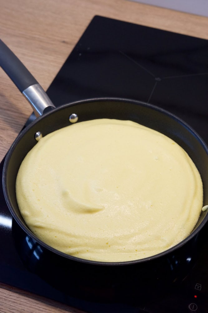 smażenie omleta na patelni