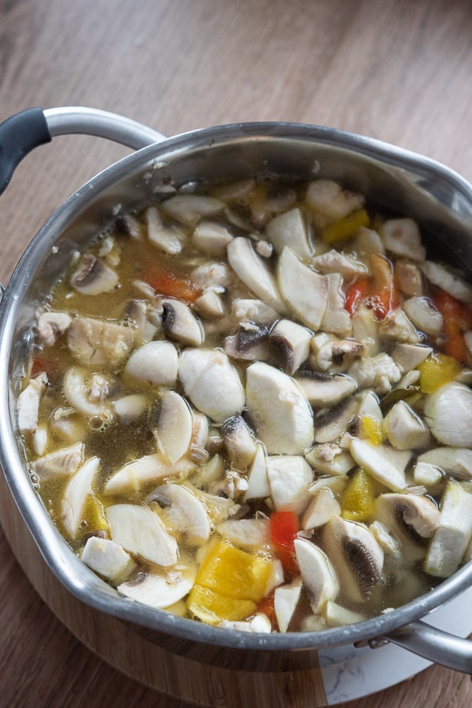 składniki na zupę tajską w garnku