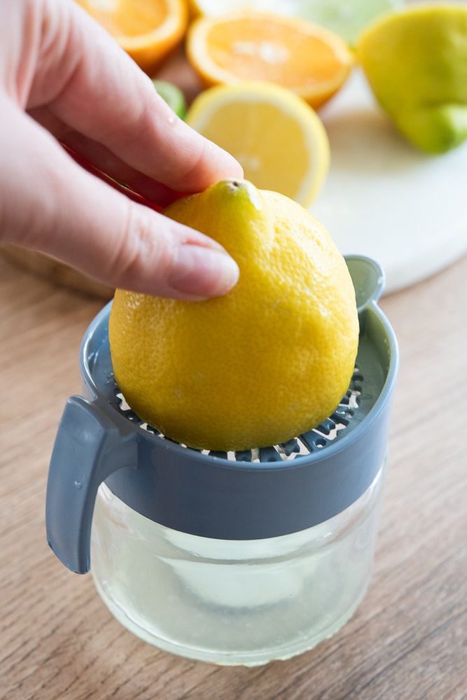 wyciskanie soku z cytryny