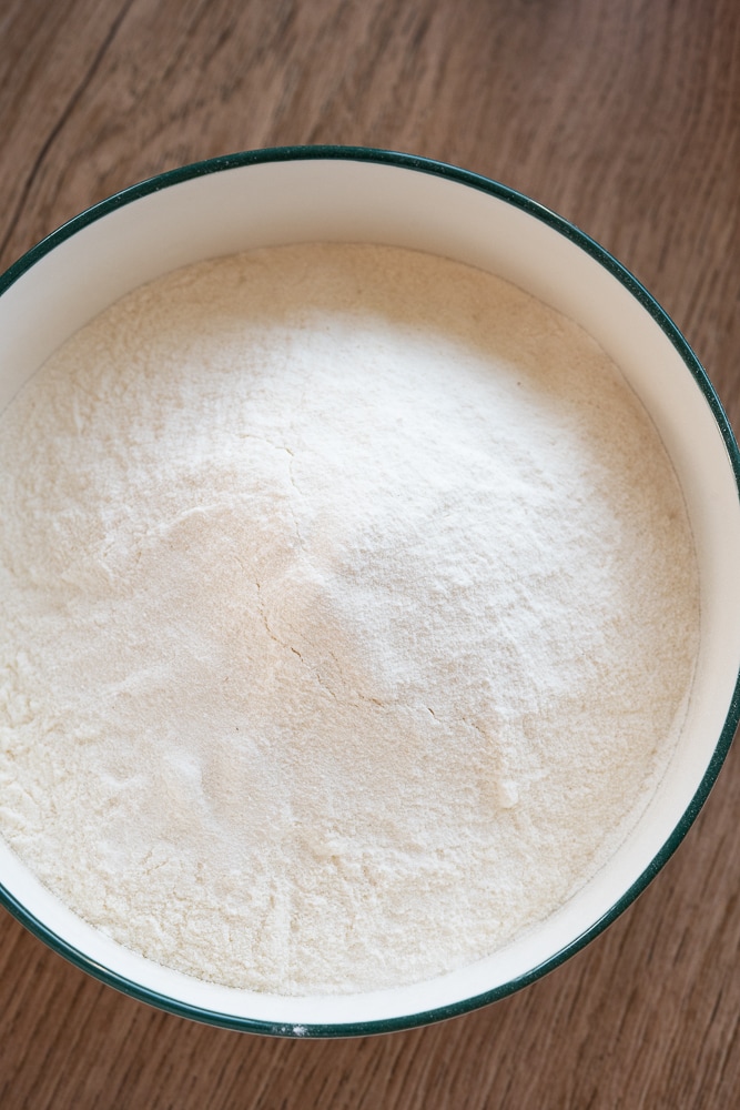 mąka pszenna z proszkiem do pieczenia