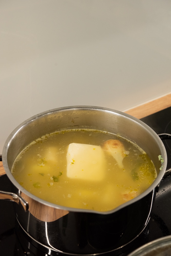 Przygotowanie zupy czosnkowej 