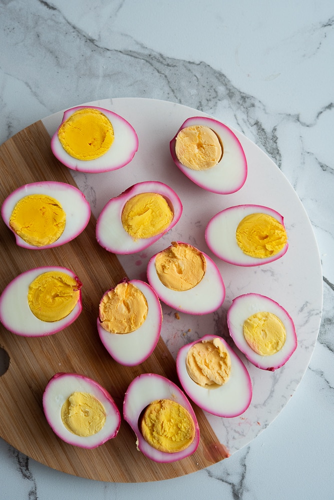 połówki jajek z czerwonym białkiem 