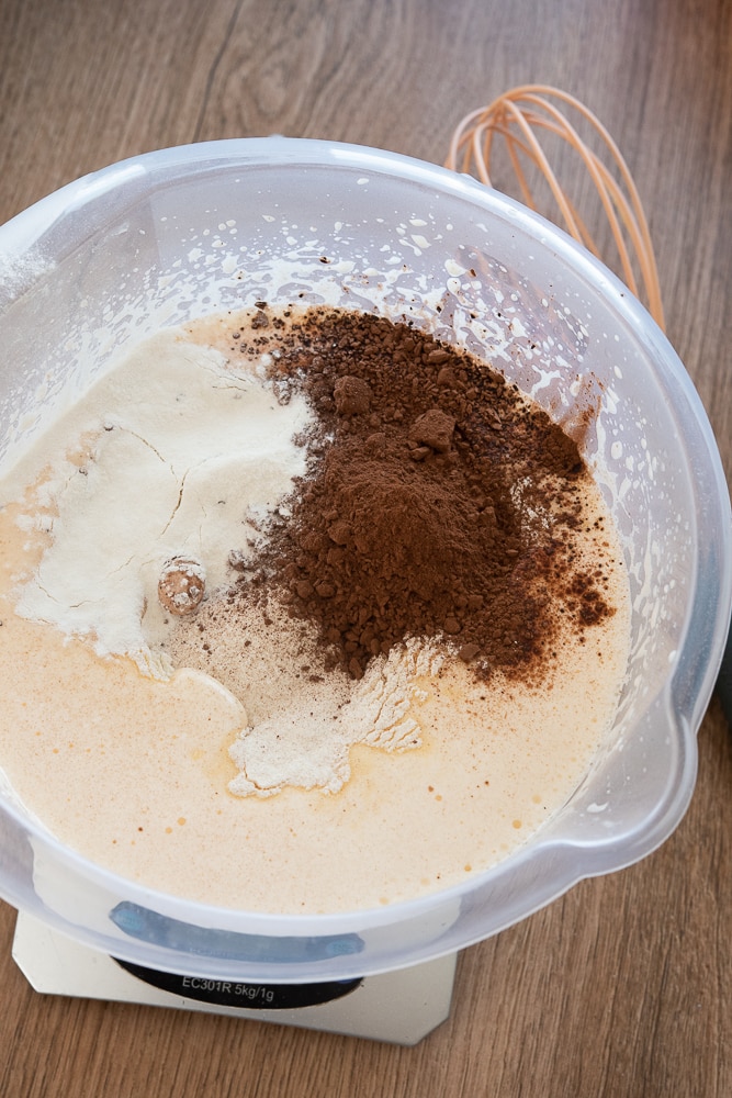 masa jajeczna z mąką proszkiem do pieczenia i kakao

