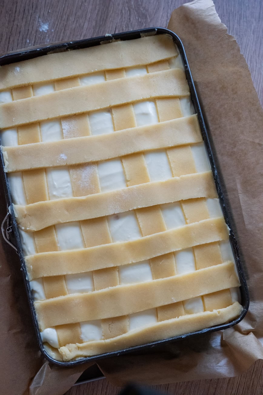 ułożenie pasków ciasta w kratkę na serniku