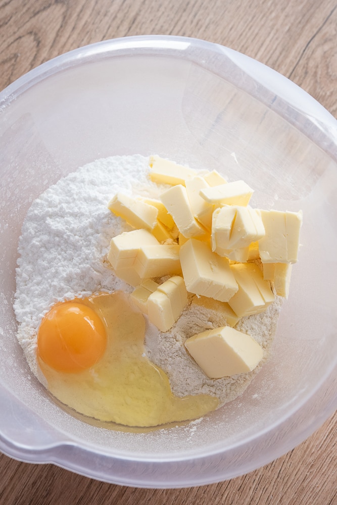 składniki na ciastka cynamonowe - mąka, jajka, proszek do pieczenia, masło, cynamon