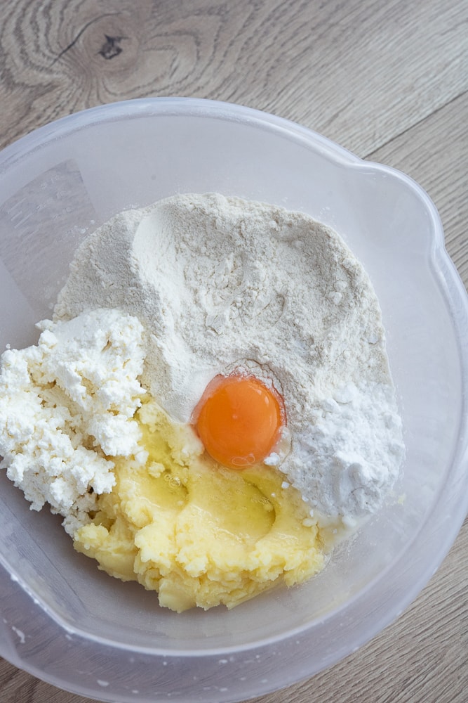 składniki na kopytka z serem - jajko, mąka, twaróg, ziemniaki i mąka ziemniaczana