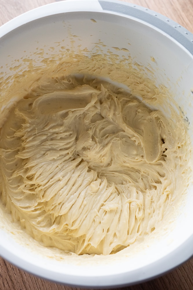 ucieranie miękkiego masła w misce