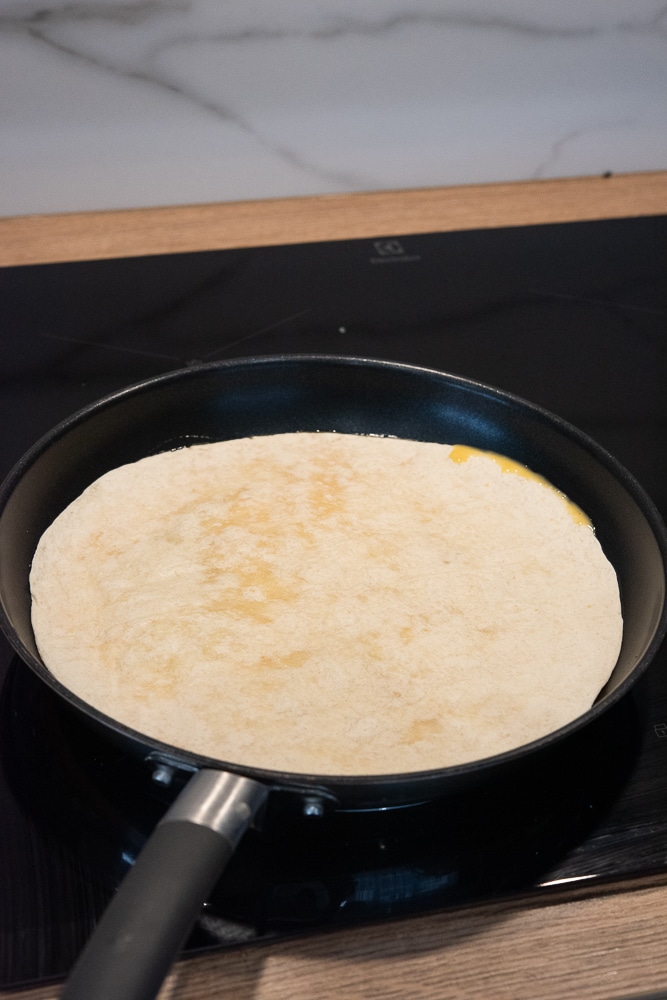 nałożenie na omlet tortilli