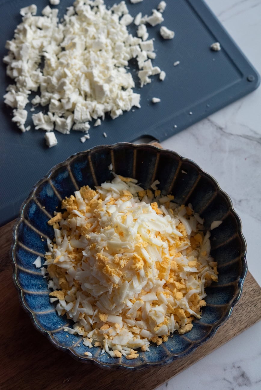 starte jajka i pokrojony ser feta