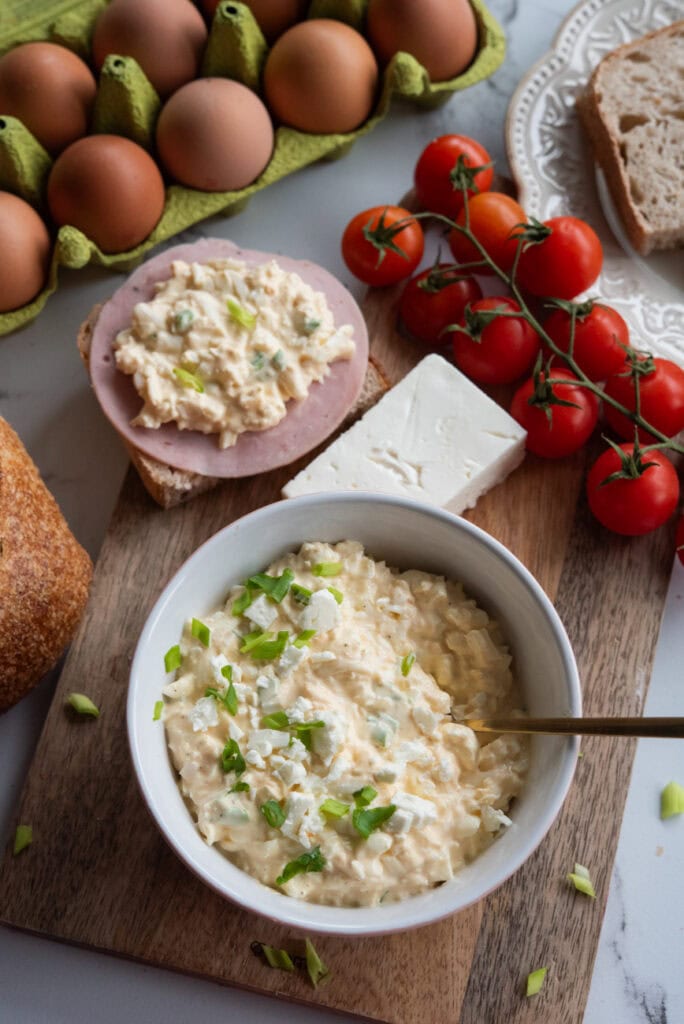 pasta jajeczna z fetą przepis