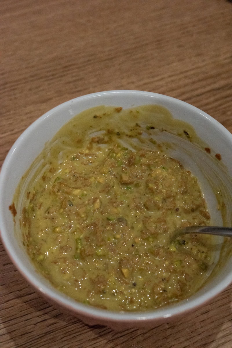 wymieszane składniki na chrupkę pistacjową do tortu