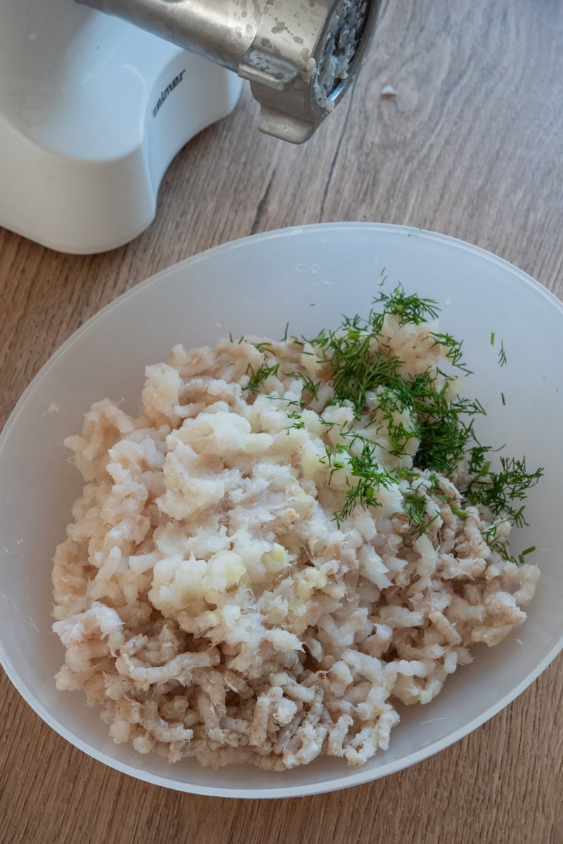 mielenie ryby za pomocą maszynki 