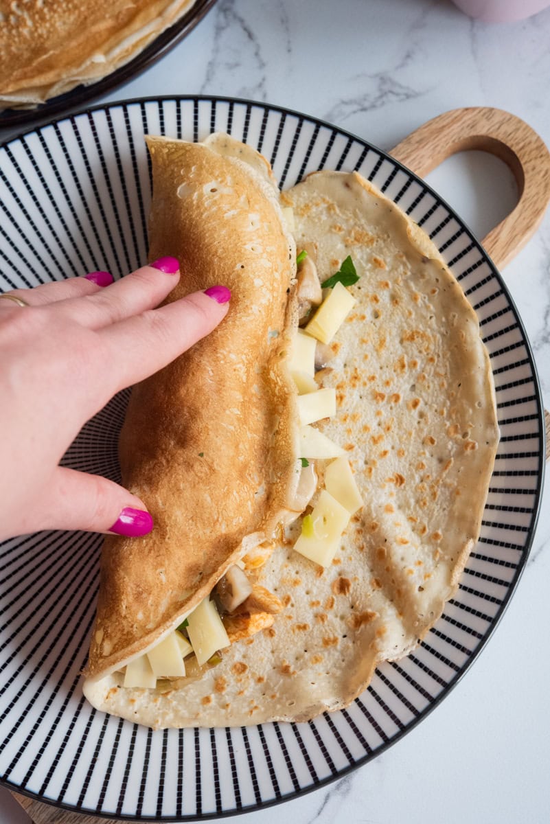 zawijanie naleśnika z kurczakiem i pieczarkami